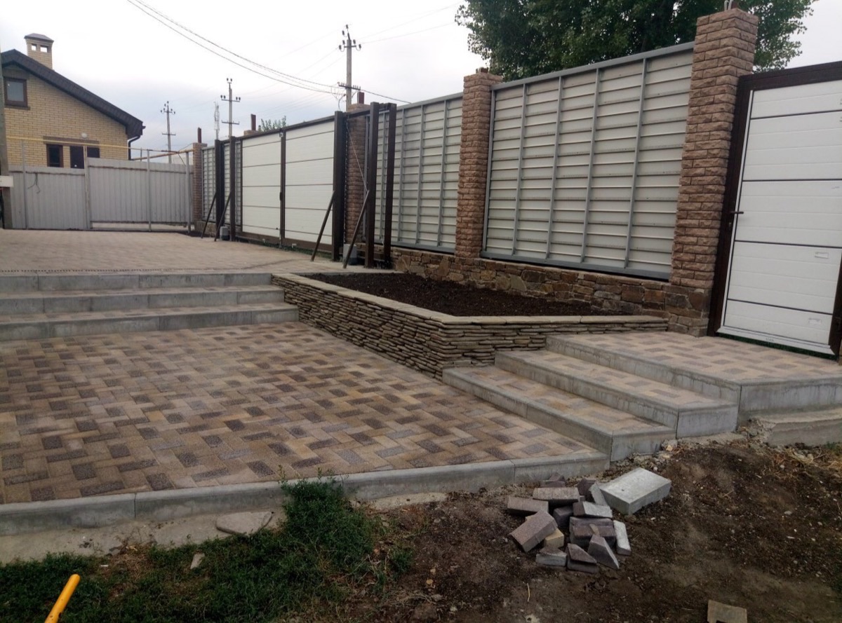 Укладка плитки на террасе с подсветкой